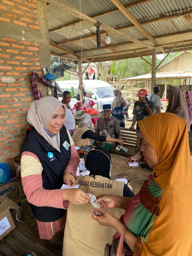 
						 Tim EMT Terpadu Dinkes Aceh Layani Ratusan Warga Terdampak Bencana di Langkahan Aceh Utara 
					