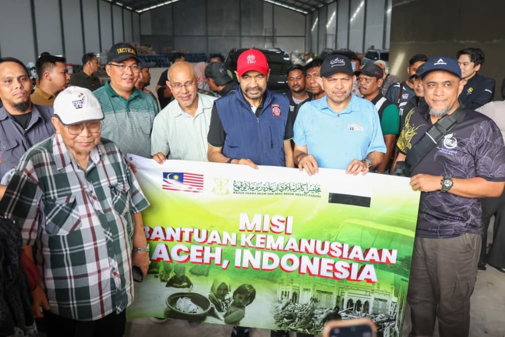 
						 Gubernur Mualem Terima Bantuan Warga Malaysia untuk Korban Banjir dan Longsor 
					