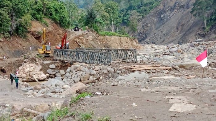 
						 Pemulihan Akses: Jembatan Bailey Wih Kanis Kembali Beroperasi 
					