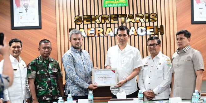 
						 Tingkatkan Pelayanan Publik, Pemerintah Aceh Terima CSR Layanan Emergency Call Center 112 
					