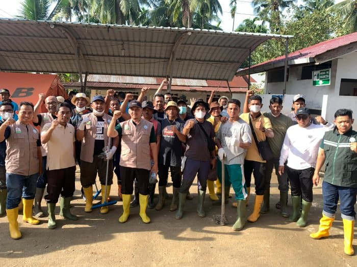 
						 Baitul Mal Aceh Kerahkan Relawan Bersihkan Fasilitas Pendidikan Pascabanjir di Aceh Tamiang 
					