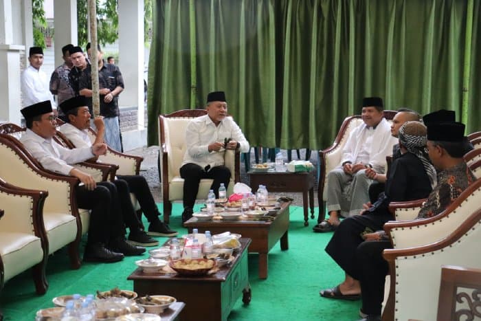
						 Abu Faisal Sambut Kunjungan Zulkifli Hasan beserta 2 Menteri di Dayah Mahyal Ulumu Al-Aziziyah 
					