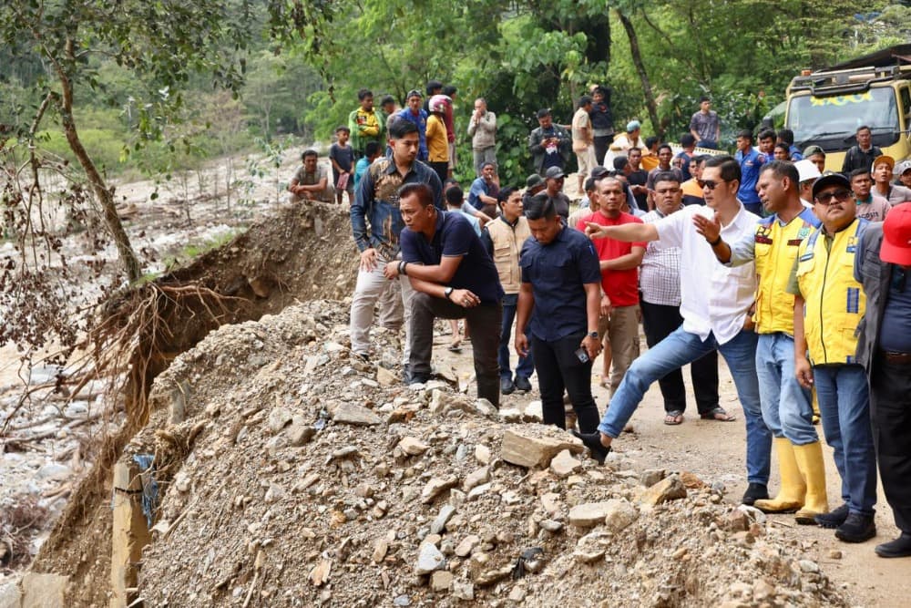 
						 Sekda Aceh dan Rombongan Terjebak Longsor di Gayo Lues Saat Antar Bantuan 
					