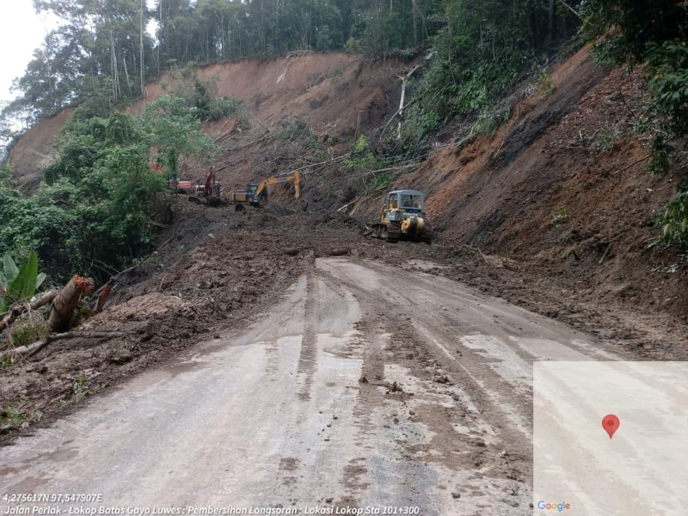 
						 Dinas PUPR Aceh Intensifkan Pembersihan Longsor Ruas Peureulak–Lokop–Batas Gayo Lues 
					