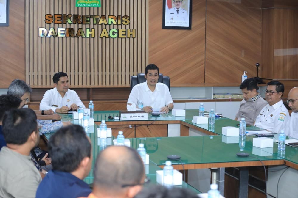 
						 Tingkatkan Pelayanan Publik, Sekda Aceh Terima CSR Layanan Emergency Call Center 112 
					