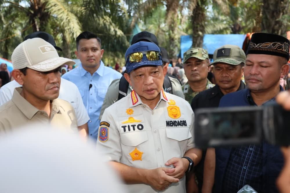 
						 Mendagri dan Wagub Aceh tinjau Langkahan Aceh Utara, hingga serahkan bantuan 
					