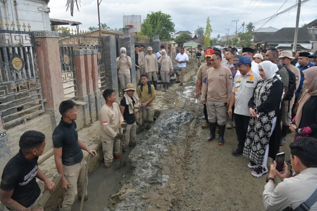 
						 Sinergi Pemerintah Pusat dan Aceh, Mendagri dan Wagub Tinjau Pemulihan Pascabencana, Buka Puasa hingga Tarawih Bersama Warga Aceh Tamiang 
					