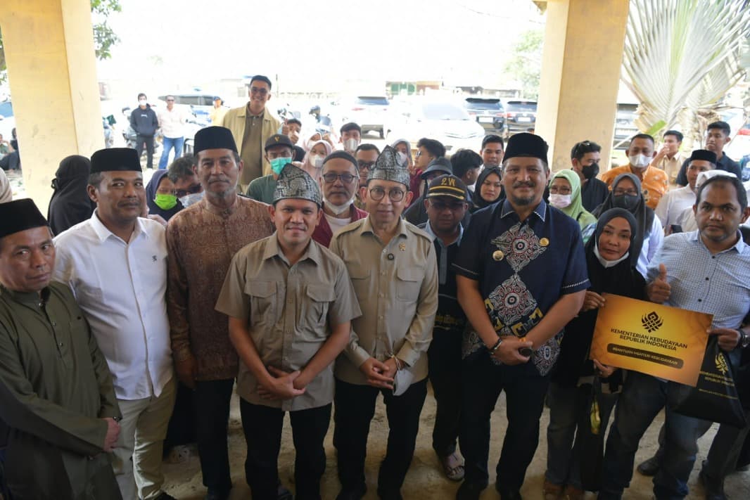 
						 Wagub Aceh Dampingi Menteri Kebudayaan Kunjungi Seniman, Anak Yatim dan Warga Huntara di Aceh Tamiang 
					