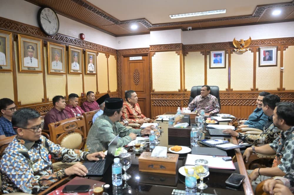 
						 Wagub Aceh Mediasi Perselisihan Bupati–Wabup Pidie Jaya, Dipicu Soal Kewenangan 
					