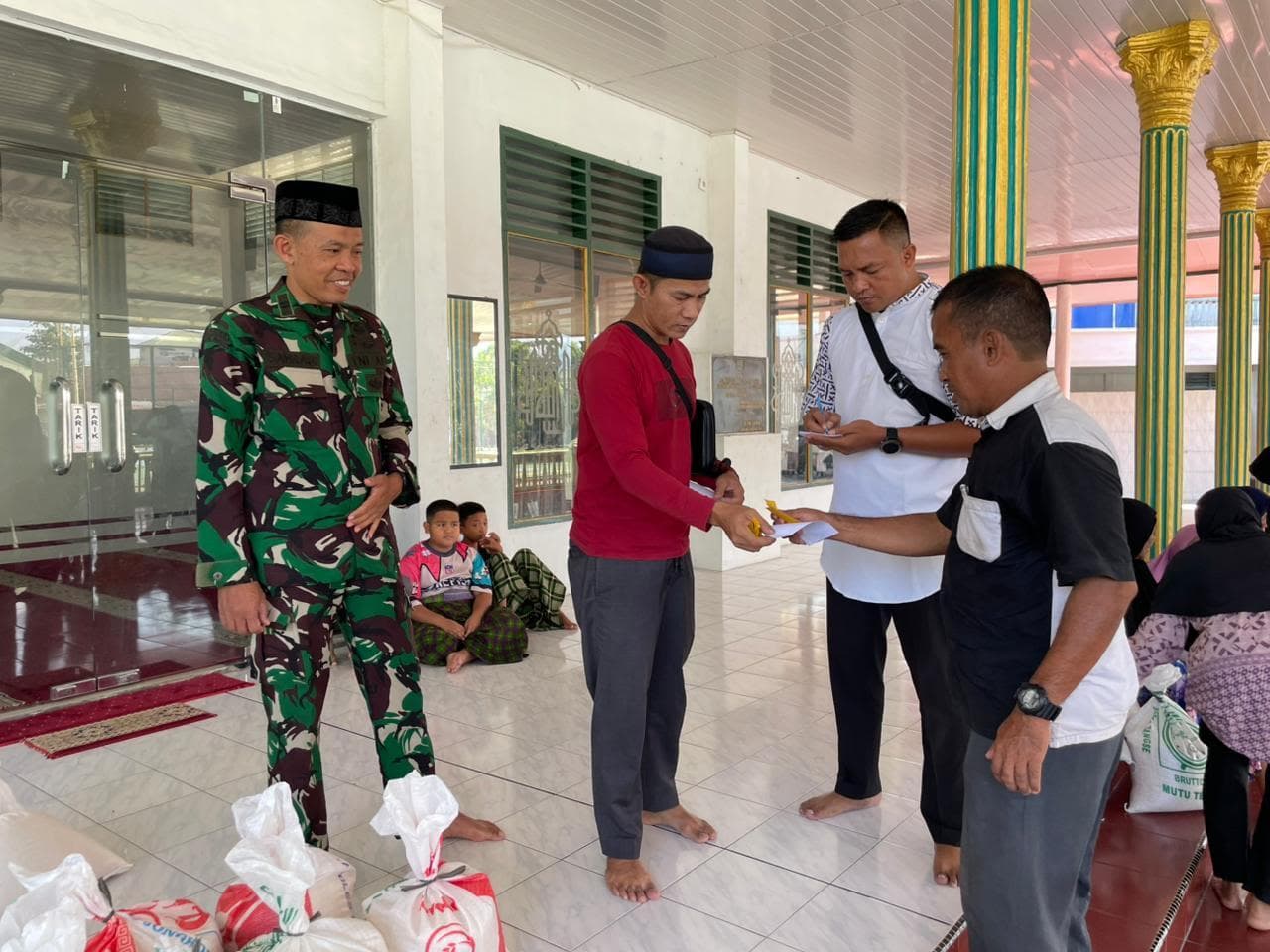 Masjid Al-Fitrah Korem 011 Salurkan 2 Ton Beras Zakat untuk Warga Lhokseumawe