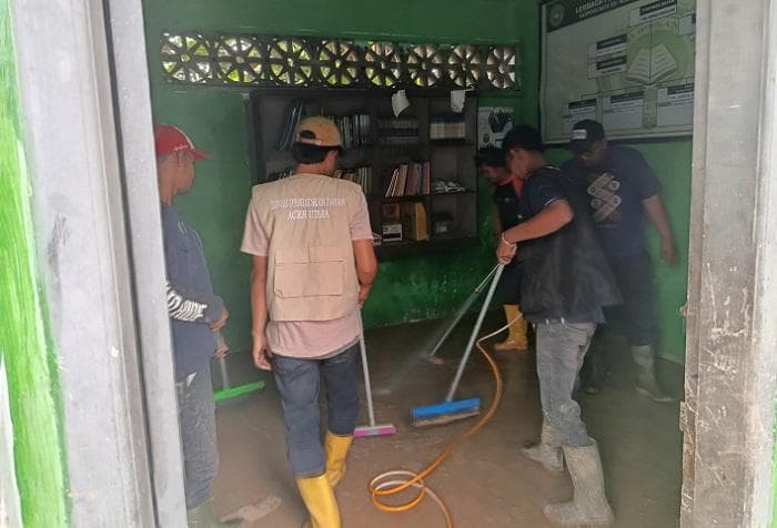 Bupati Perintahkan ASN Aceh Utara Bersihkan Lumpur Banjir, Ayahwa: Waji Bantu Warga untuk Pemulihan