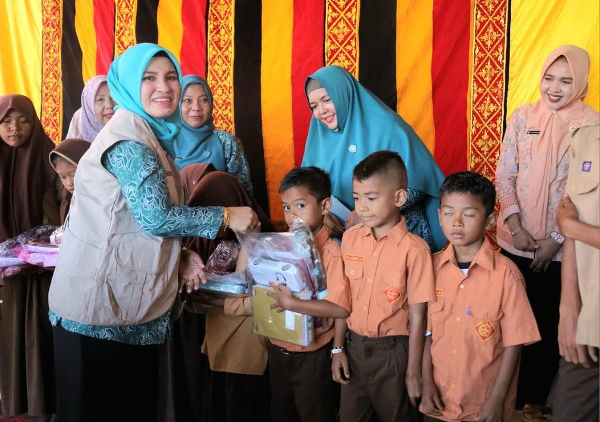 TP PKK Aceh Barat Bantu Anak Korban Banjir Kembali Belajar di Pante Ceureumen