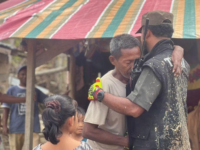 Bupati Aceh Timur Bermalam di Pengungsian Banjir Pante Bidari