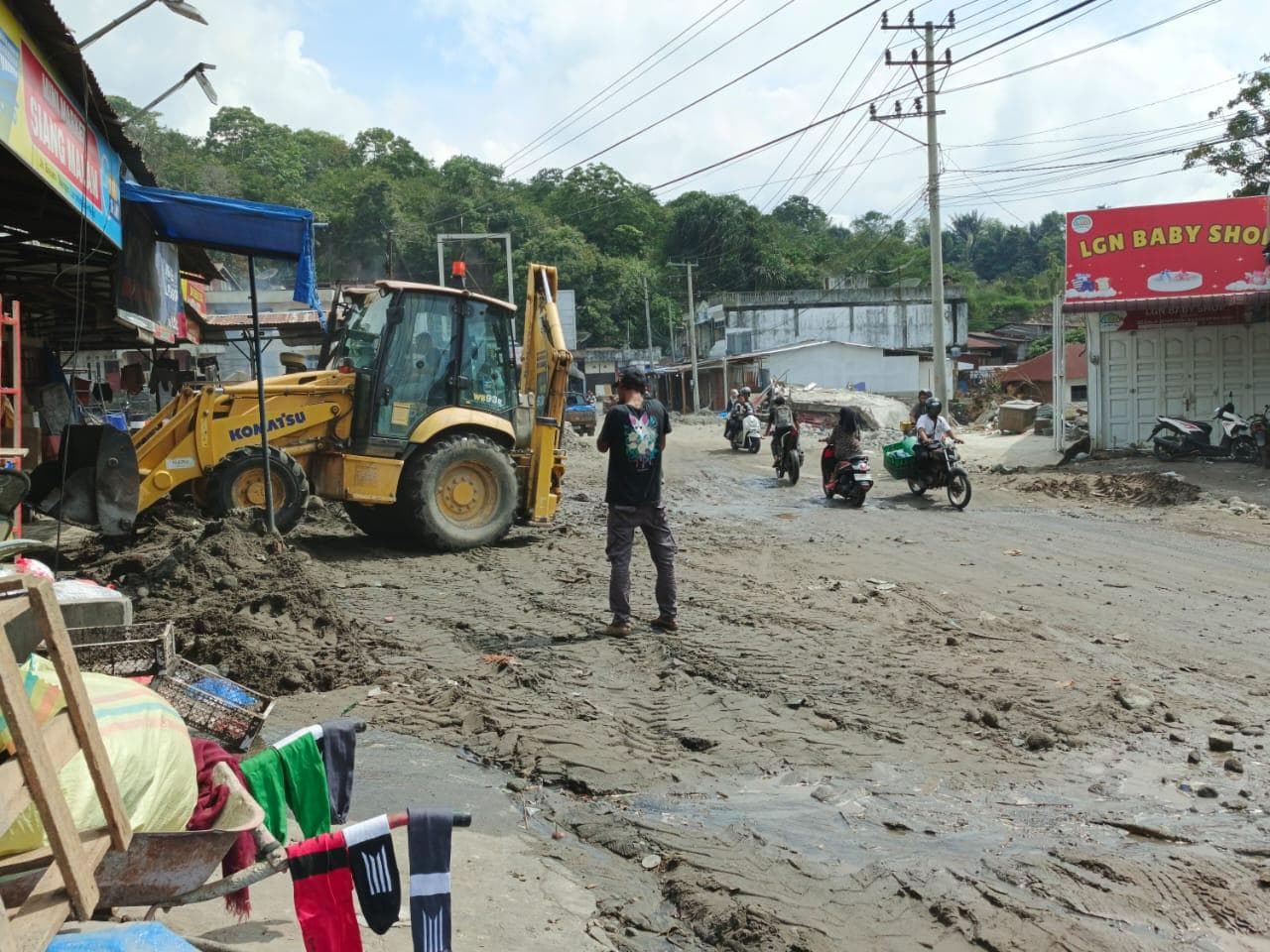BPJN Aceh Bersihkan Material Sisa Banjir Bandang di Lampahan Bener Meriah