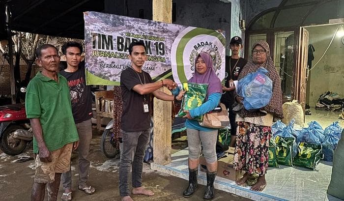 Jurnalis Badak-19 Sigap Tembus Lumpur Demi Salurkan Bantuan ke Aceh Tamiang