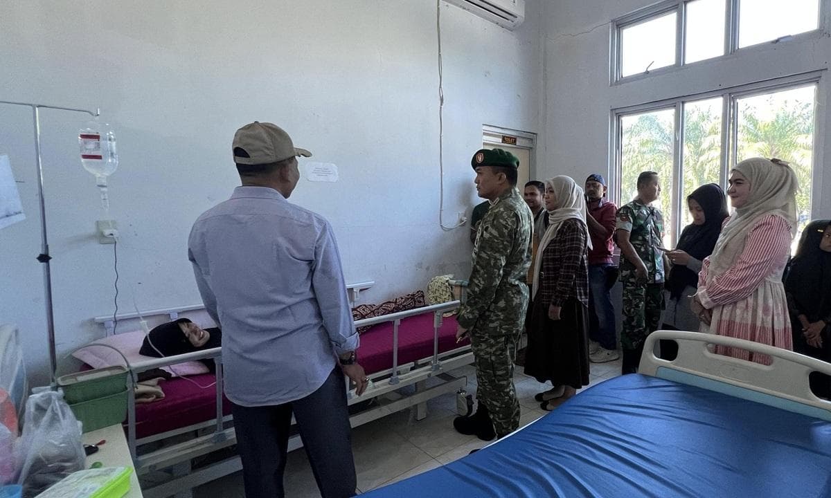 Plt Bupati Aceh Selatan Jenguk Siswa Korban Dugaan Keracunan MBG