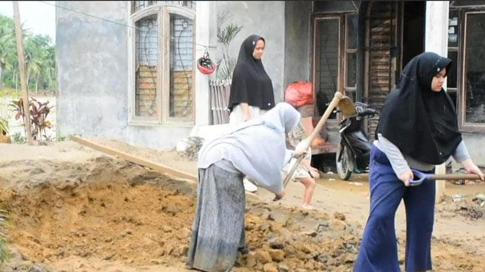 Warga Blang Guron Bireuen Terus Bersihkan Lumpur Banjir, 80% Rumah Rusak