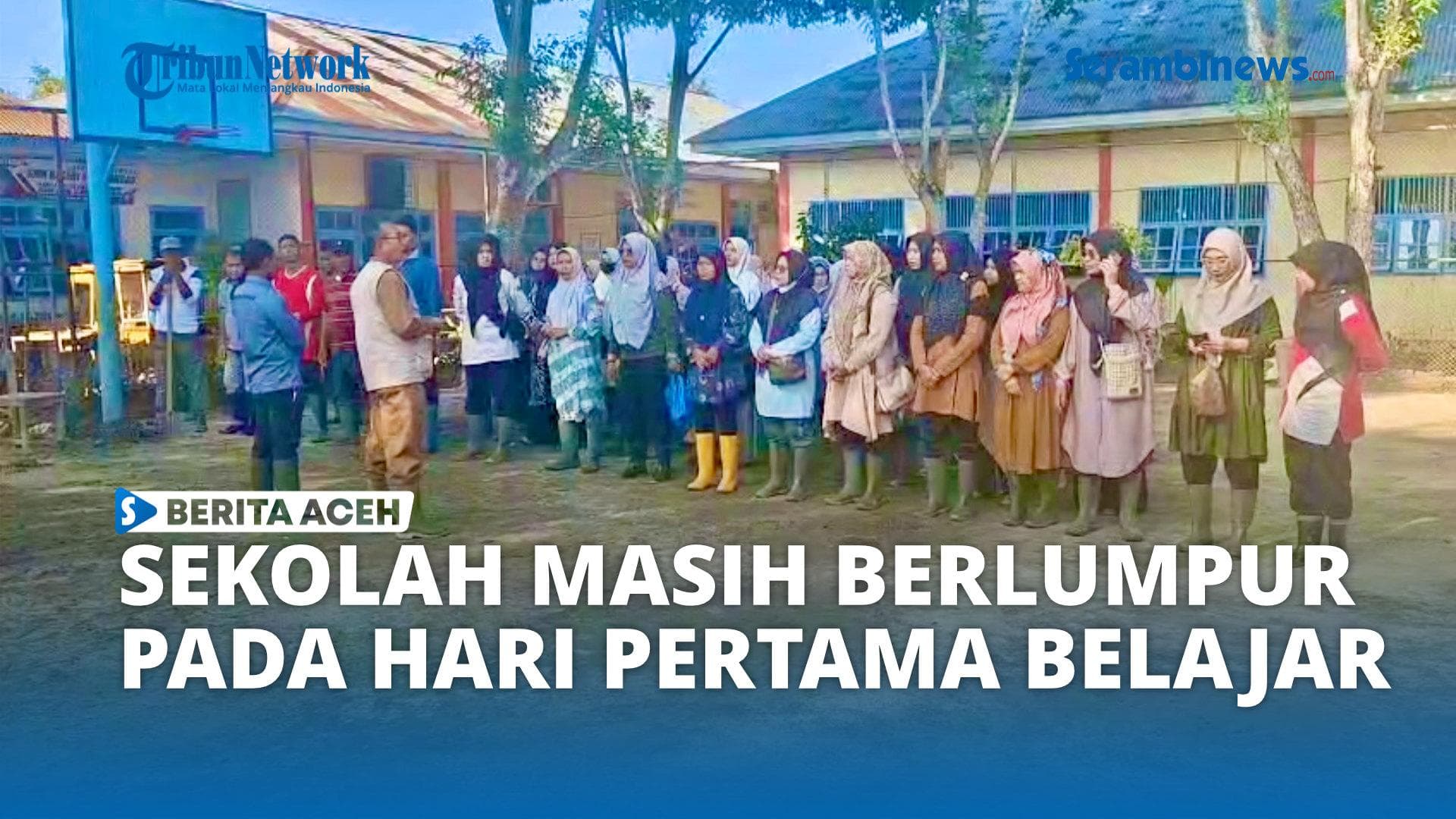 SMKN 1 Peusangan Bireuen Masih Berlumpur di Hari Pertama Belajar