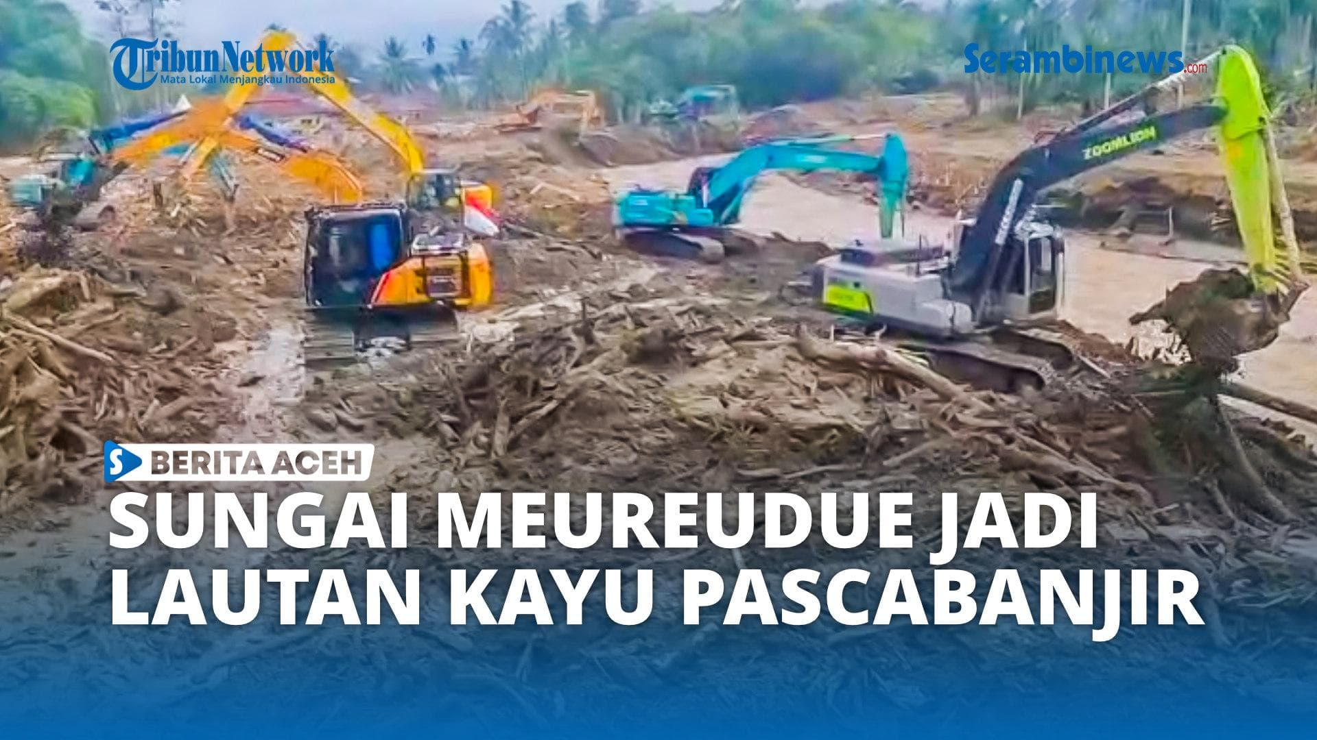 Sungai Meureudu Pidie Jaya Banjir Kayu Gelondongan, Warga Bersihkan Lumpur