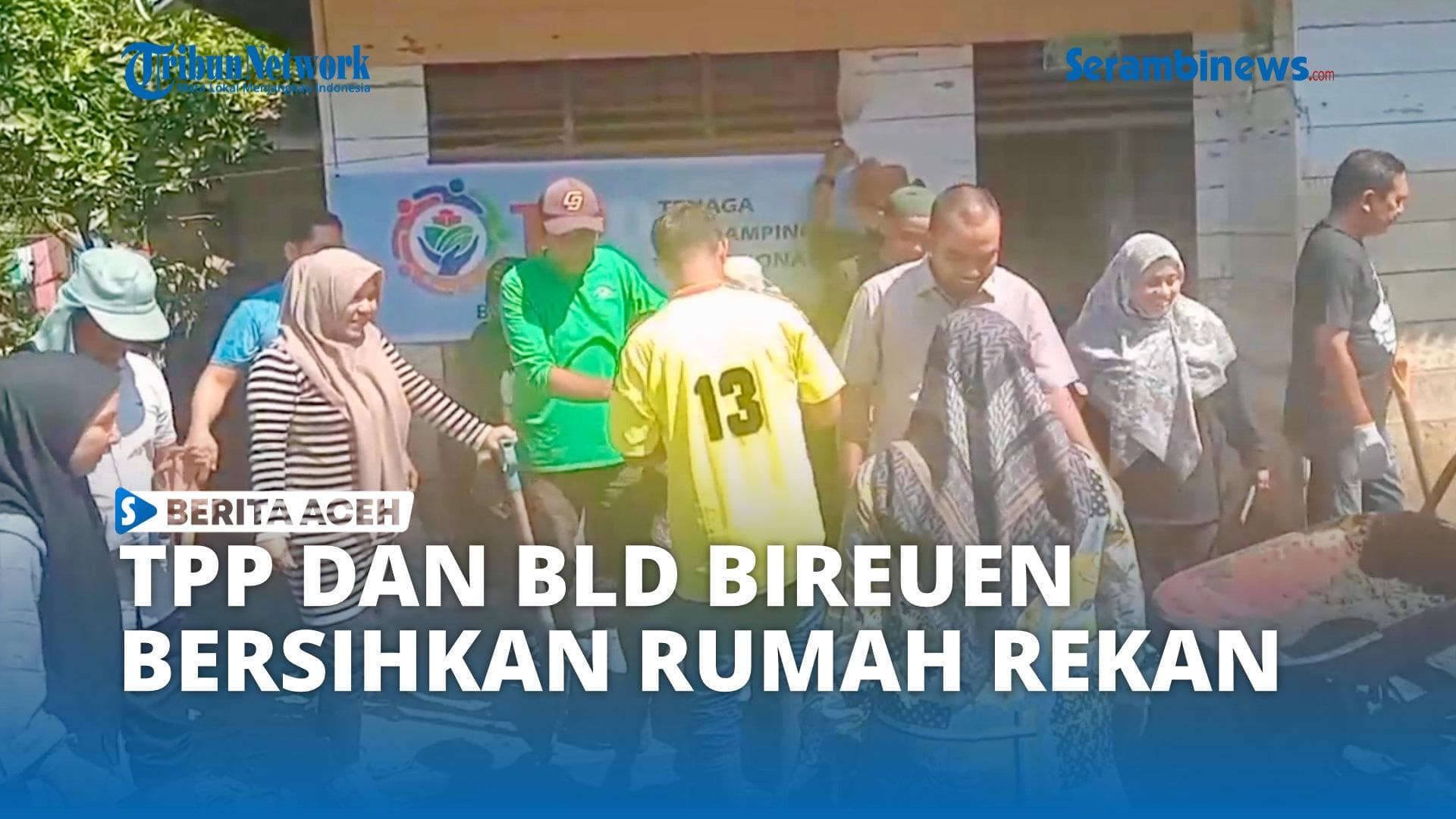 Gotong Royong TPP dan PLD Bireuen Bersihkan Rumah Rekan Terdampak Longsor
