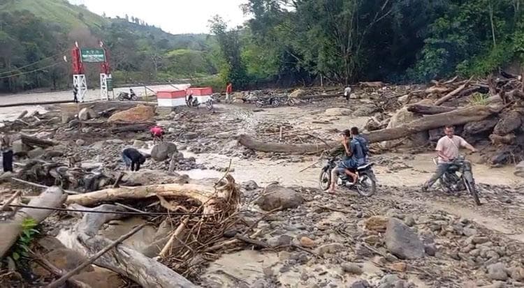 Banjir Bandang Aceh Tengah: Jembatan Ambruk, Warga Terisolir