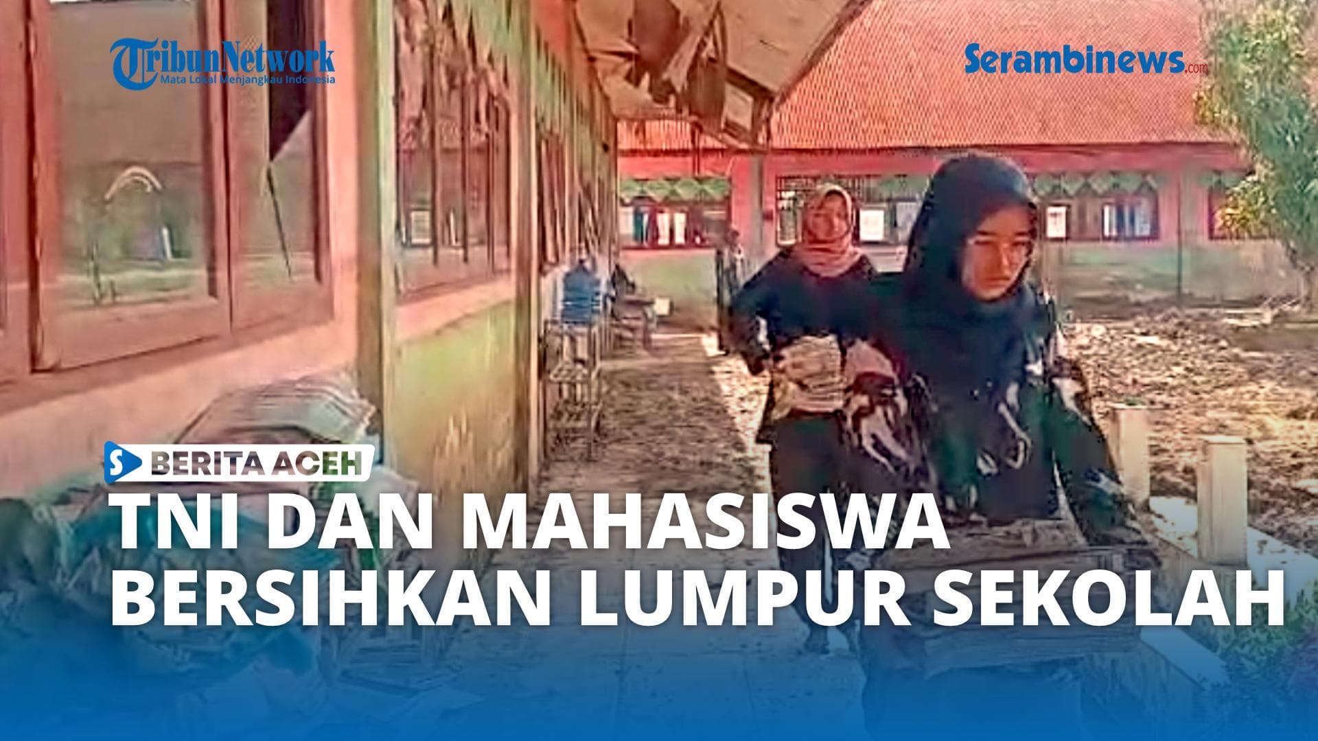 TNI dan Mahasiswa Gotong Royong Bersihkan SD Terdampak Banjir di Bireuen