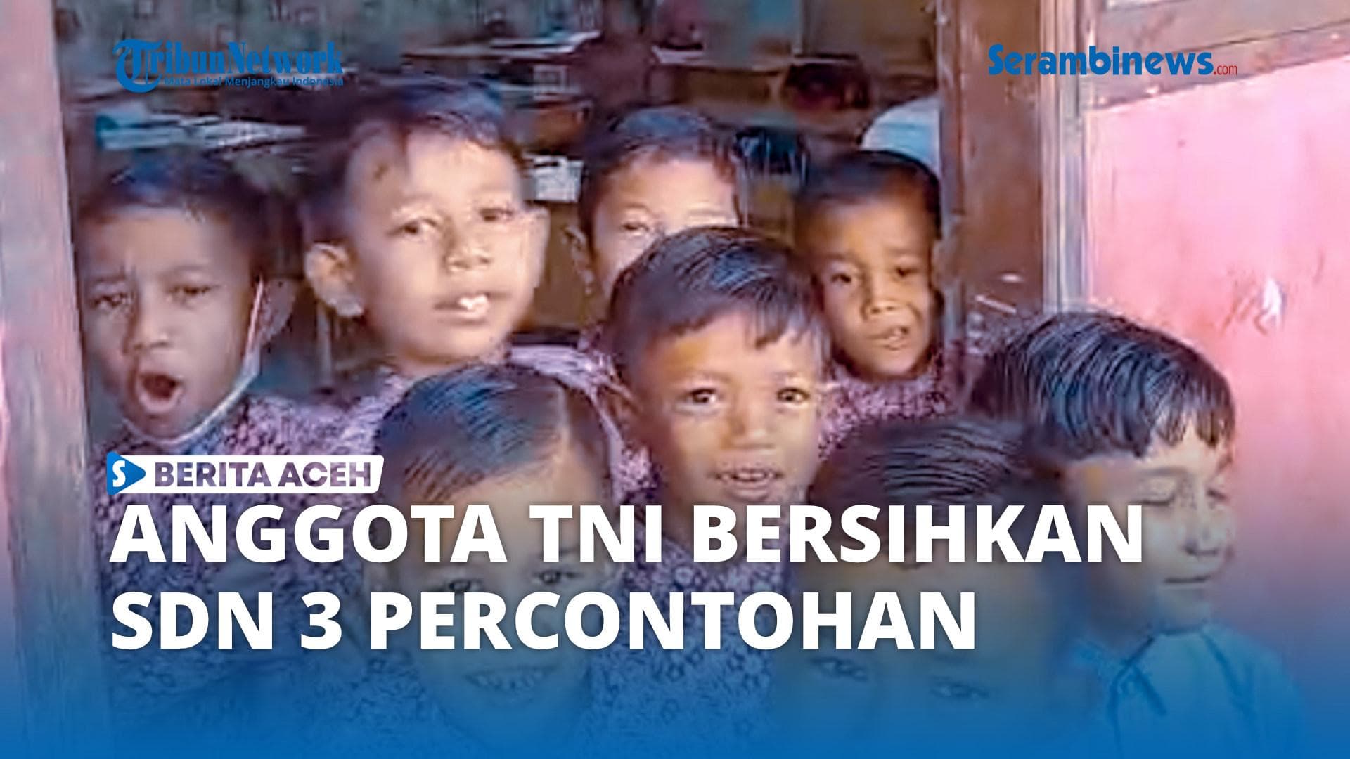 TNI Bersihkan Lumpur Tebal di SDN 3 Peusangan Bireuen Pasca Banjir