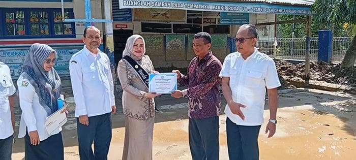Bunda PAUD Pidie Antar Bantuan Kemendikdasmen RI, SD Terdampak Banjir
