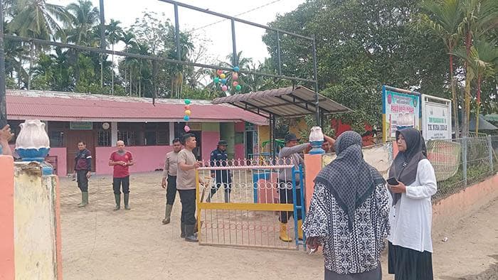 Polres Bireuen & Mahasiswa Umuslim Pulihkan PAUD Nusa Indah Pasca Banjir