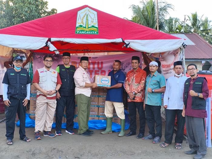 Lembaga Sadaqa Jakarta Salurkan Bantuan Mesin Penyuling Air Bersih untuk Korban Banjir di Bireuen