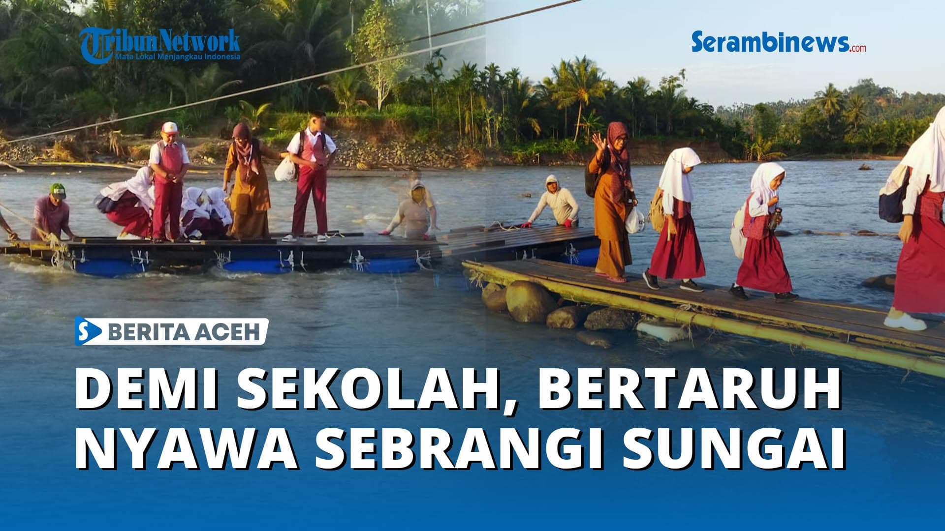 Anak-anak Aceh Utara Seberangi Sungai Sawang dengan Rakit untuk Sekolah