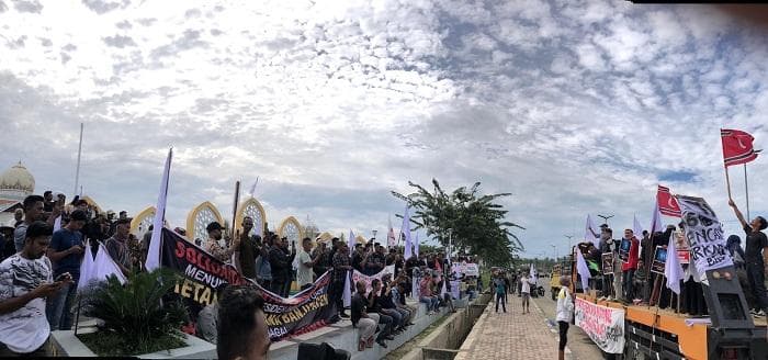 Bintang Bulan dan Bendera Putih danamp; Poster UN Warnai Aksi GRAB, Desak Penetapan Bencana Nasional
