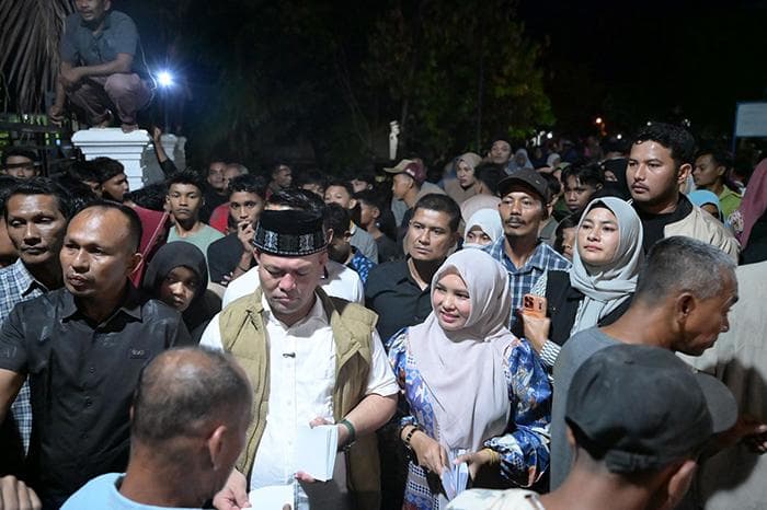 Bupati Ayahwa Bagi Uang ke Ribuan Warga Aceh Utara di Rumahnya
