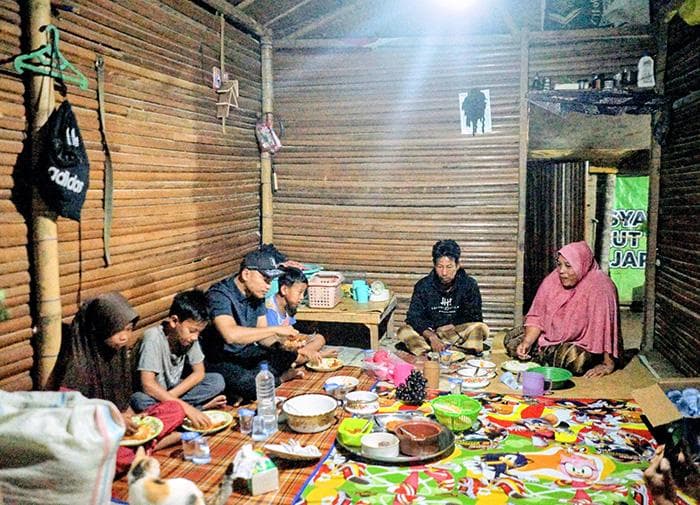 Bupati Abdya Sahur Bersama Keluarga Duafa, Janjikan Rumah Layak Huni