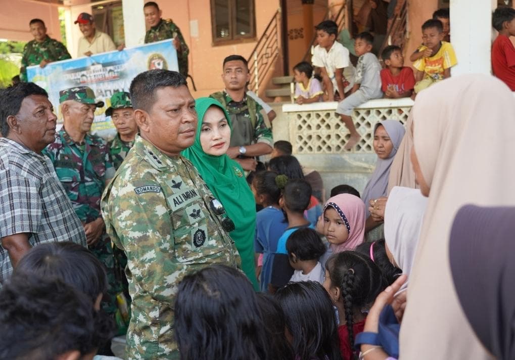 Danrem Lilawangsa Bersama Ketua Persit Serahkan Bantuan ke Pengungsi Sawang