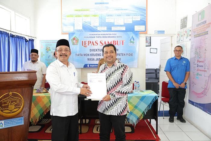 Bupati Pidie Serahkan Amanah Direktur Perumdam Tirta Mon Krueng Baro
