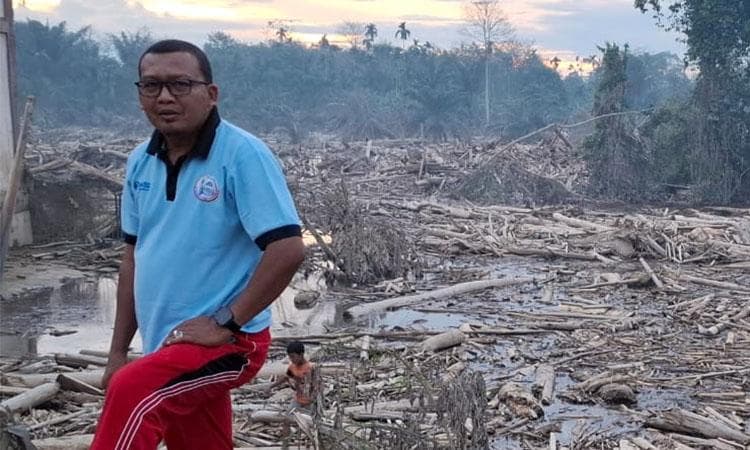 Guru Sukarelawan Aceh Bersihkan Sekolah Terdampak Banjir di Aceh Tamiang