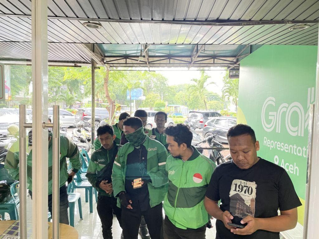 Grab dan BenihBaik Salurkan 247 Paket Sembako untuk Mitra Pengemudi Aceh Terdampak Banjir