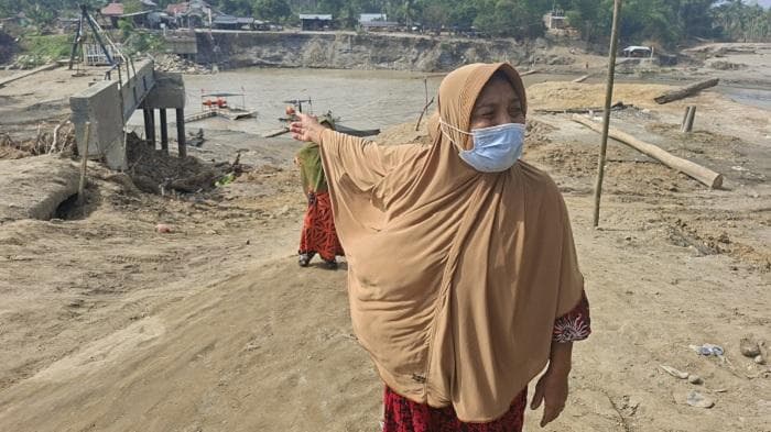 Jembatan Putus di Peusangan Selatan, Warga dan Pelajar Aceh Terpaksa Naik Rakit