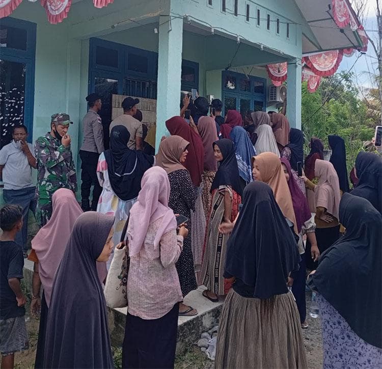 Warga Mon Dua Nagan Raya Segel Kantor Keuchik Protes Bantuan Banjir Tidak Tepat Sasaran