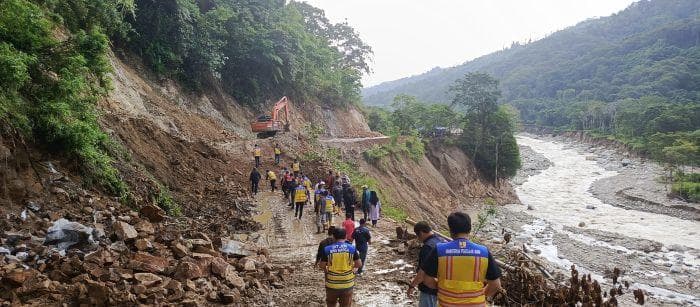 Anggota DPR RI dan Dirjen Bina Marga Tinjau Infrastruktur Rusak di Galus