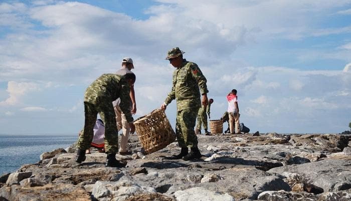 Kodim Aceh Selatan Gelar Jumat Bersih di Tapaktuan, Warga dan TNI Bersatu