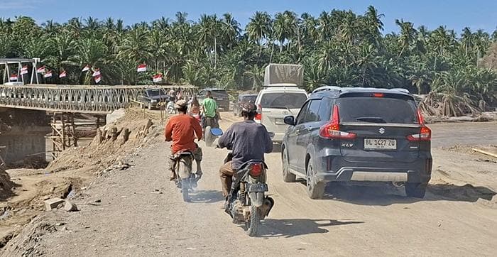 Jembatan Awe Geutah Paya–Teupin Reudeup Berlakukan Sistem Buka Tutup, Antrian Kendaraan Mengular