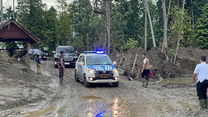 Tiga Menteri Serahkan Rp 100 Juta & Sembako untuk Warga Pidie Jaya Pasca Banjir