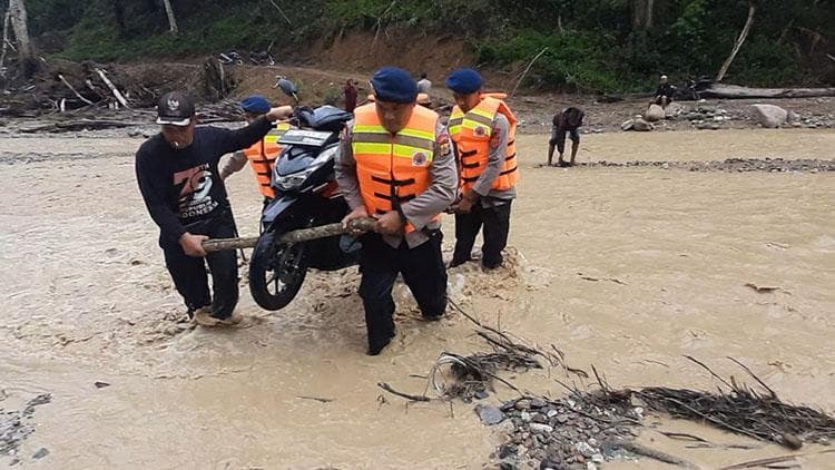Jembatan Darurat Putus, Warga Badak Uken Terkurung Akibat Banjir