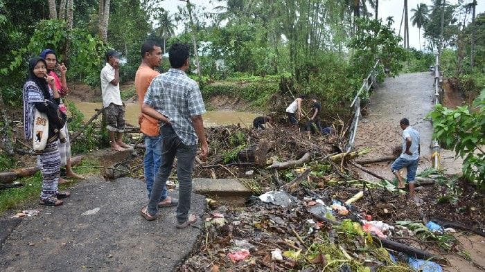Banjir Luapan di Bireuen: Jembatan Putus dan Lumpur Mengancam Warga