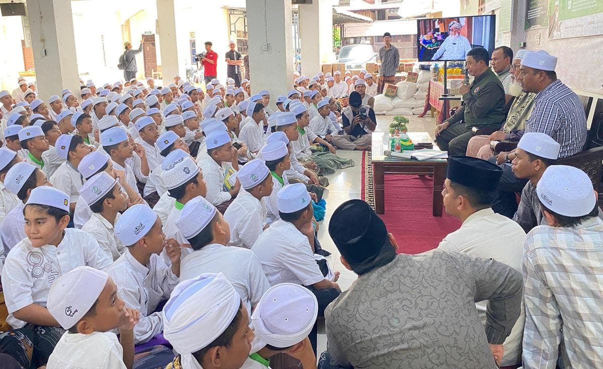 Kepala BNPB Kunjungi Pesantren Ummul Ayman Pasca Banjir di Bireuen