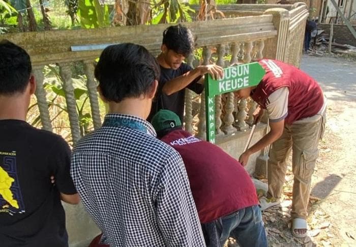 Mahasiswa Unimal Pasang Plang Lorong di Aceh Utara, Bantu Identifikasi Wilayah
