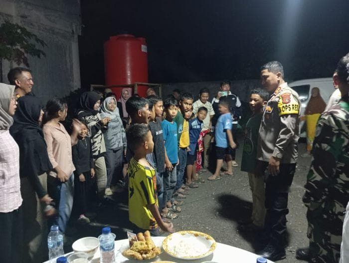 Kapolres Lhokseumawe Hiburkan Anak Korban Banjir di Pengungsian Malam Tahun Baru