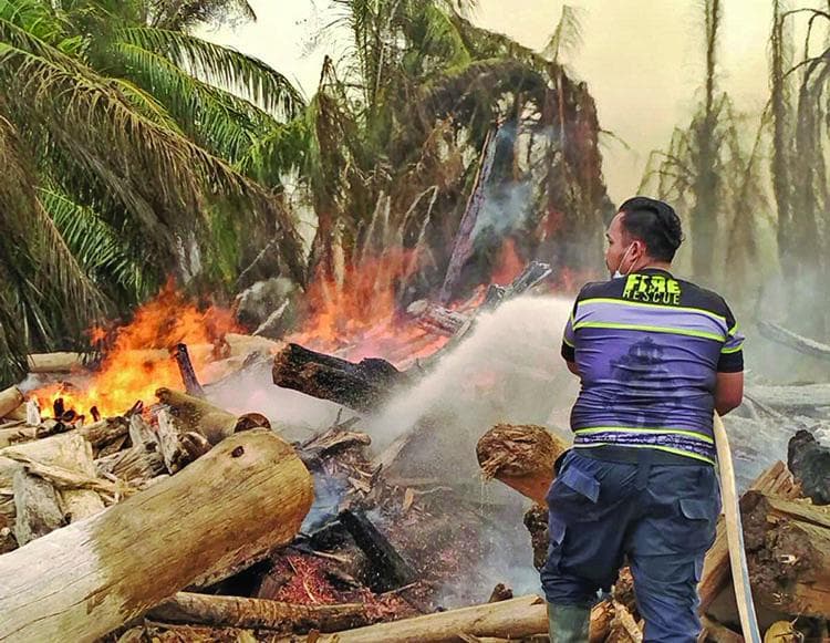 Kebakaran Kayu Banjir Aceh Tamiang Dipadamkan Pakai Perahu Damkar